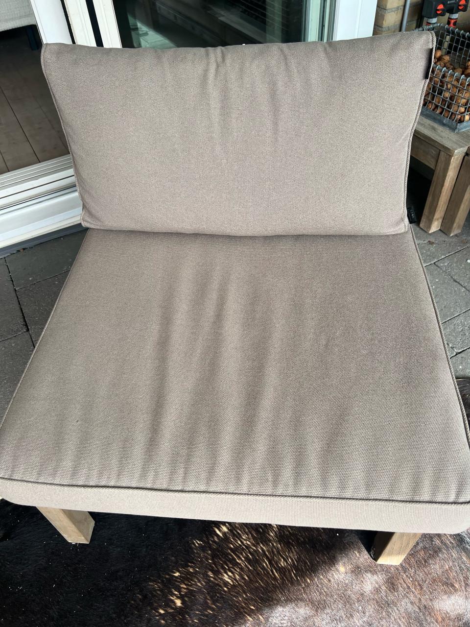 Een teakhouten tuinset