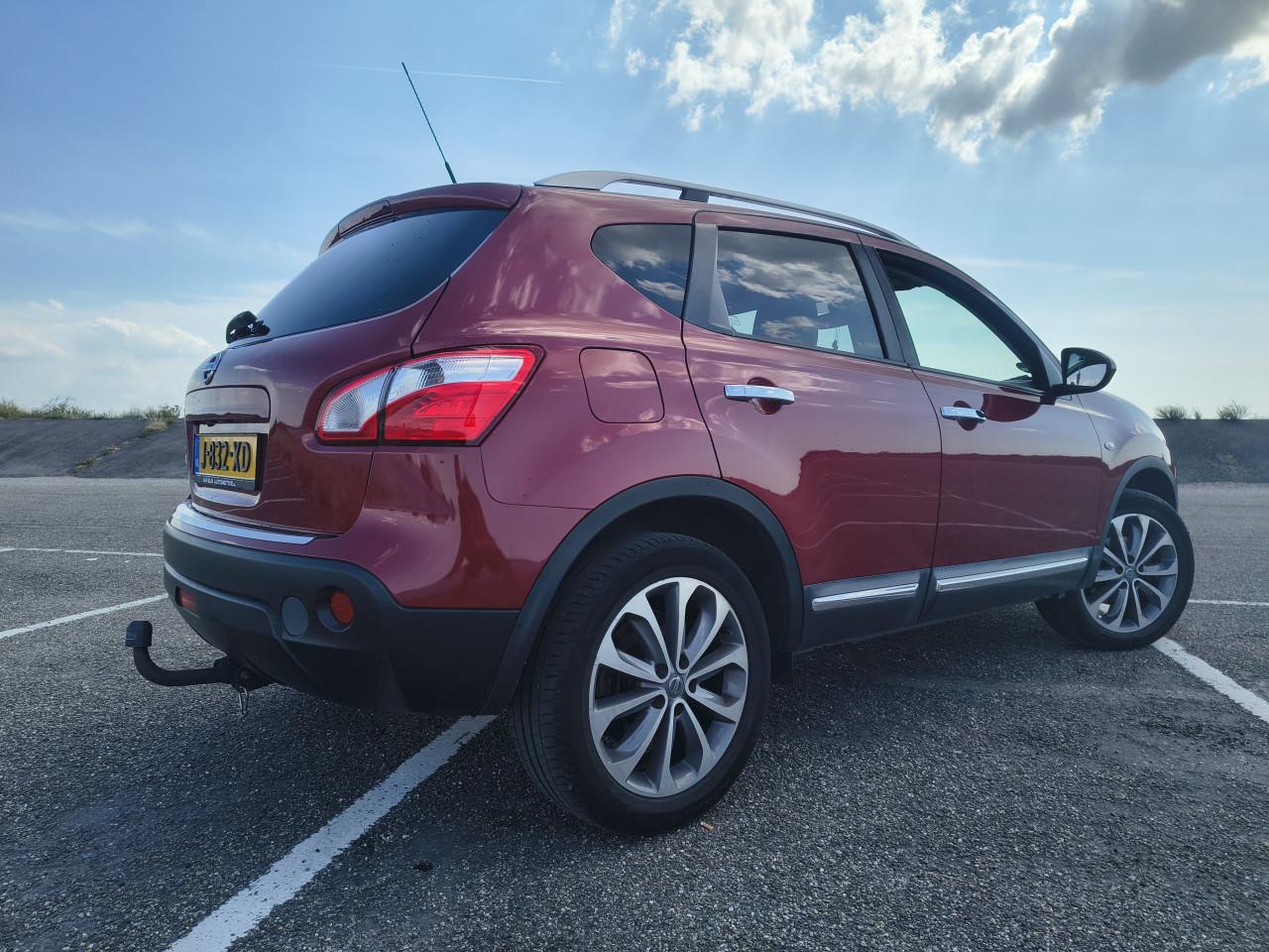 Nissan Qashqai cherry rood.