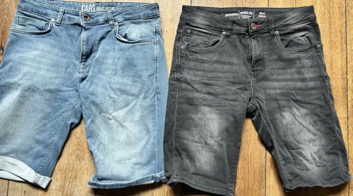 Twee shorts/korte spijkerbroeken maat M
