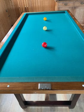 Tafelbiljart met 8 keuen en 2 sets van 3  biljartballen.