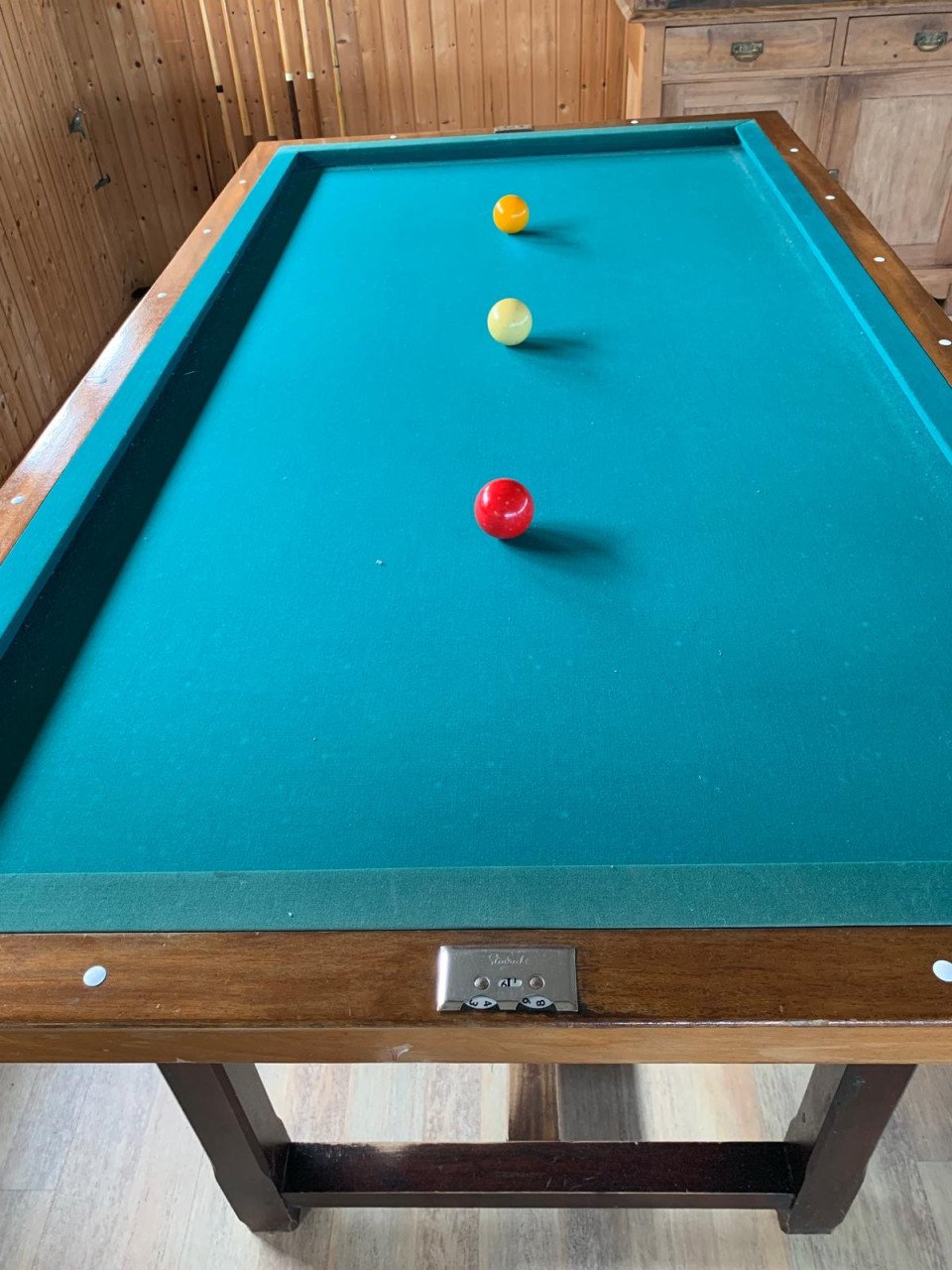 Tafelbiljart met 8 keuen en 2 sets van 3  biljartballen.
