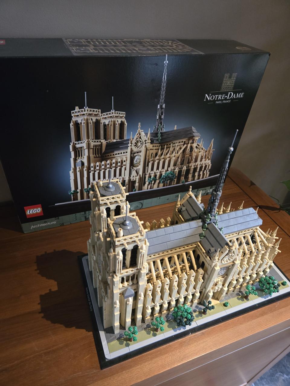 Lego architectuur Notre-Dame de Paris (21061) compleet