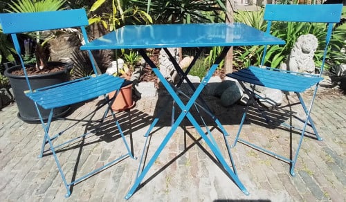 Bistro set bestaande uit vierkante tafel met 2 stoelen.