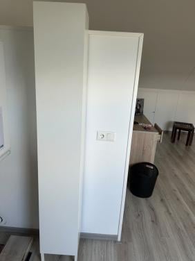 Smalle hoge wandkast