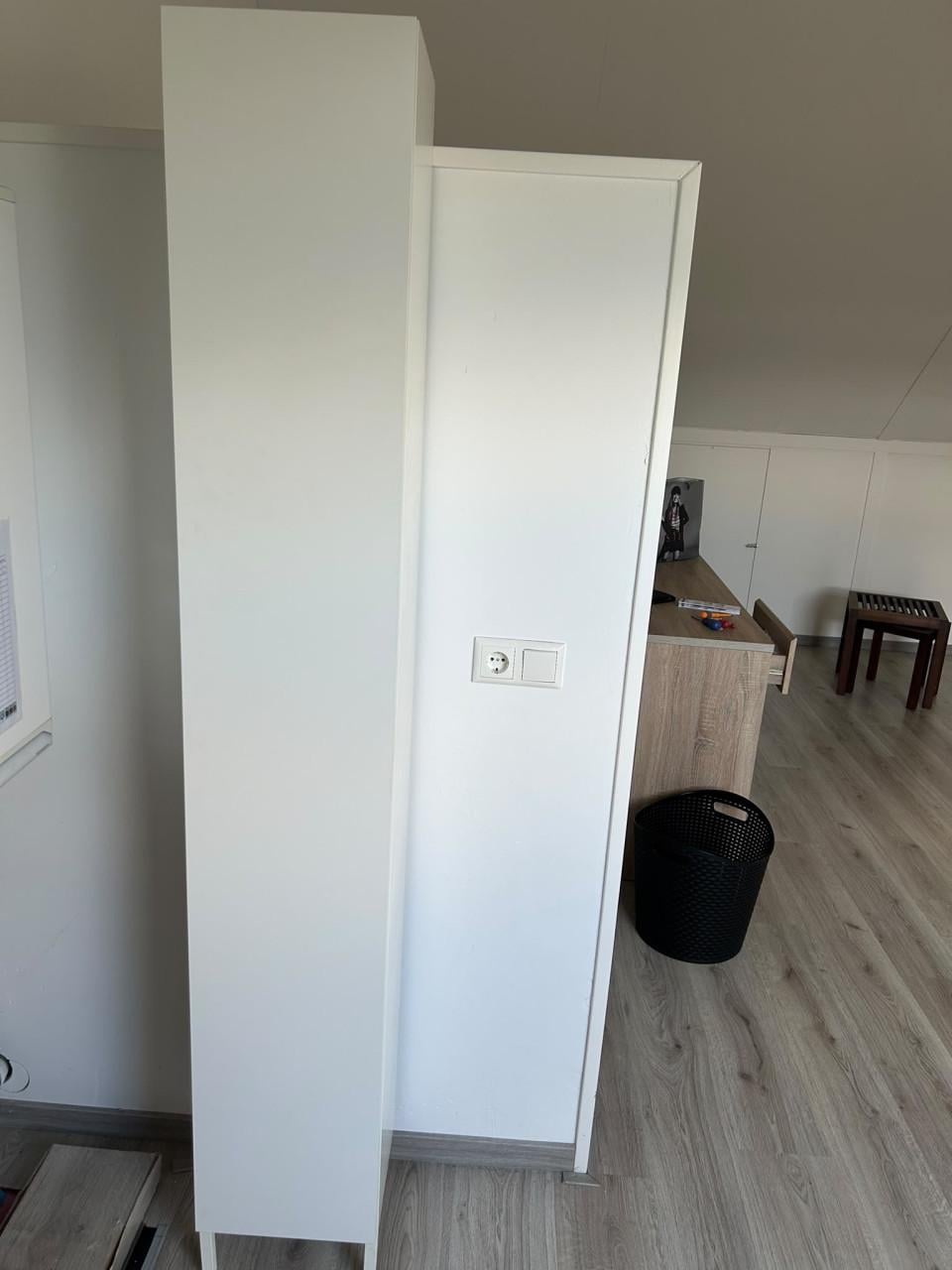 Smalle hoge wandkast