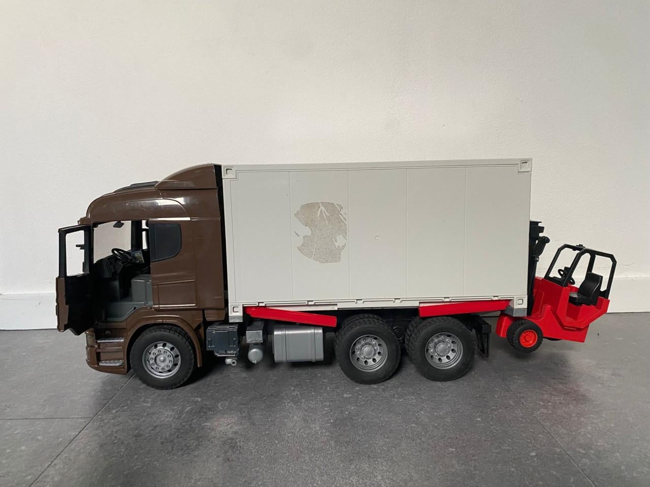 Vrachtwagen met kooiaap (Bruder)