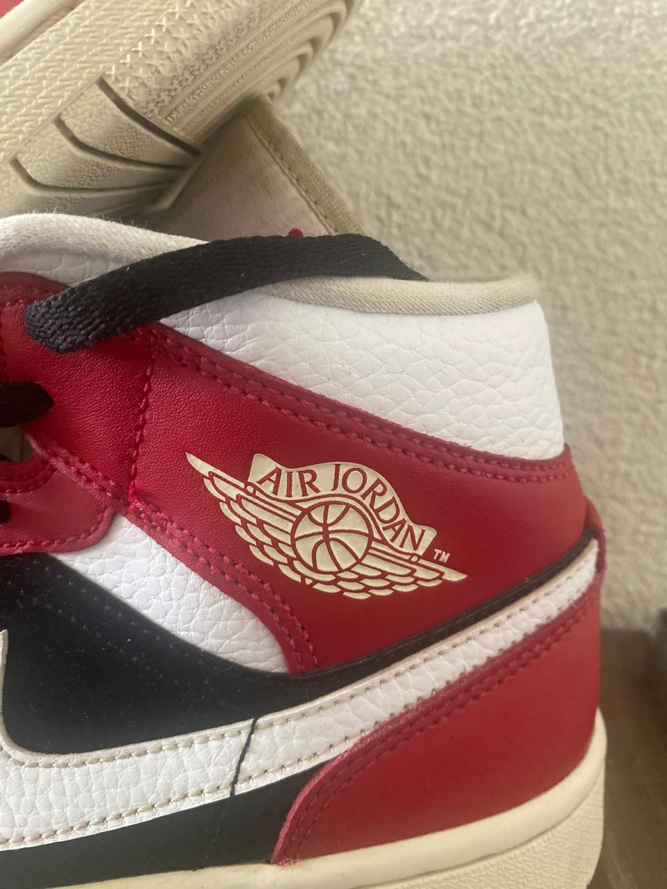 Mooie Air Jordan 1 mid Chicago black toe  Sneakers (in goede staat )