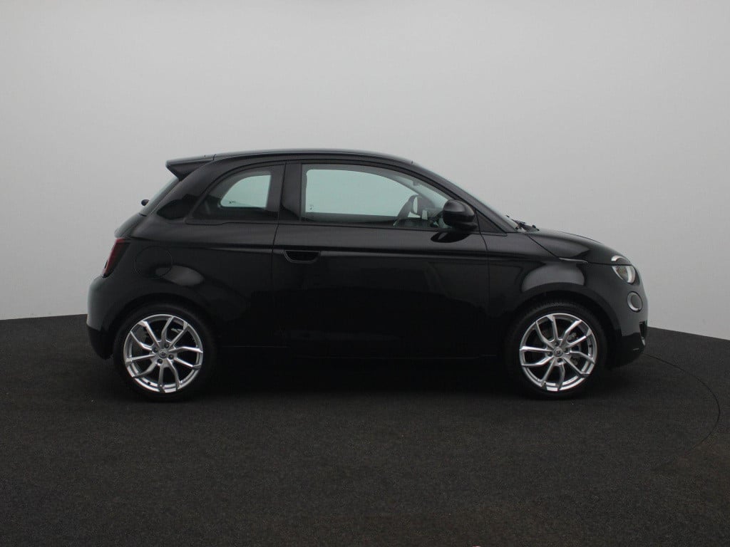 Fiat 500e 42 kwh | 17'' lichtmetalen velgen + allseason banden |  uniek ler