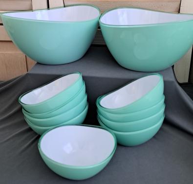 2 mooie saladeschalen en 9 dessertschalen