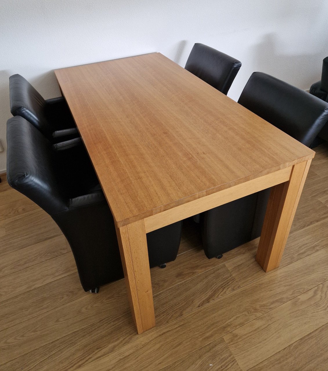 GERESERVEERD eethoek met leren stoelen op wieltjes
