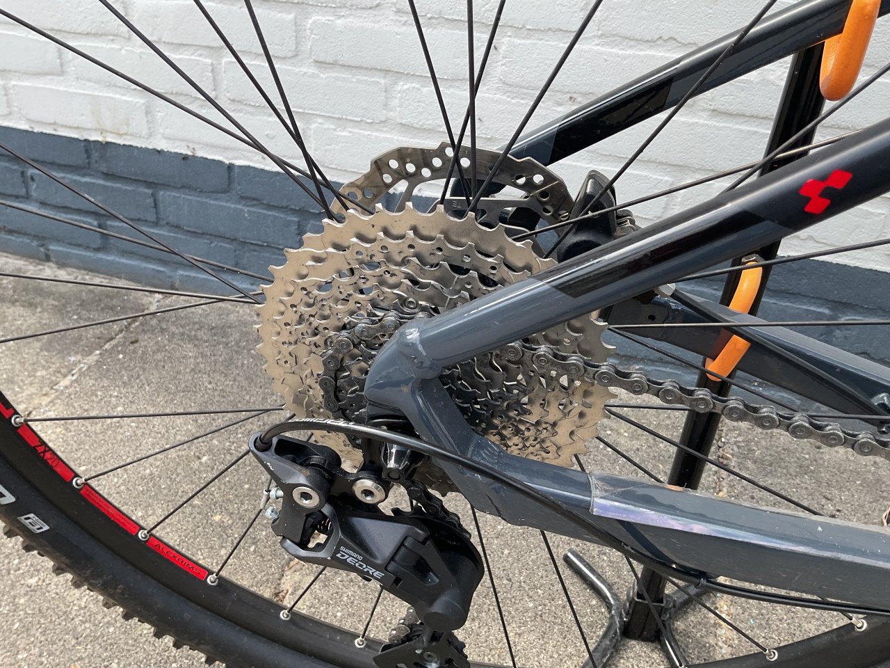 Te koop z.g.a.n.super mooie mountainbike 29er cube Attention,Kleur grijs’