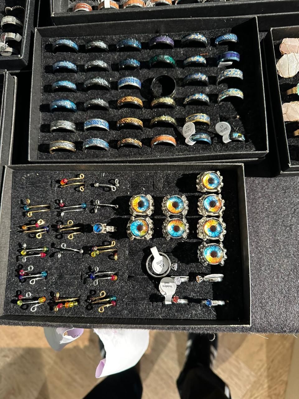 Partij sieraden te koop oa hangers, armbandjes, oorbellen en ringen