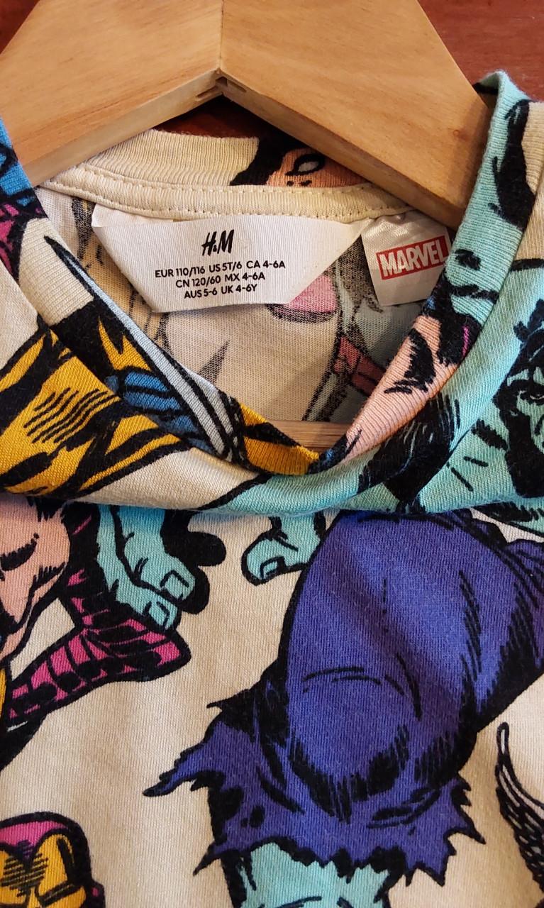 Shirt van het merk H&M in maat 110/116 met Marvel figuren erop