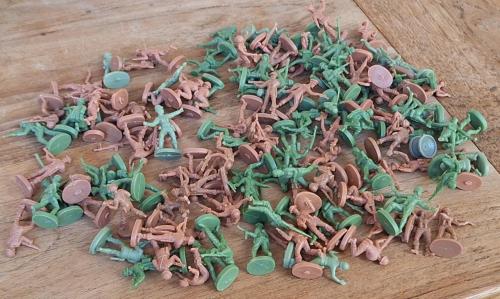 Airfix plastic tanks, legervoertuigen en soldaatjes