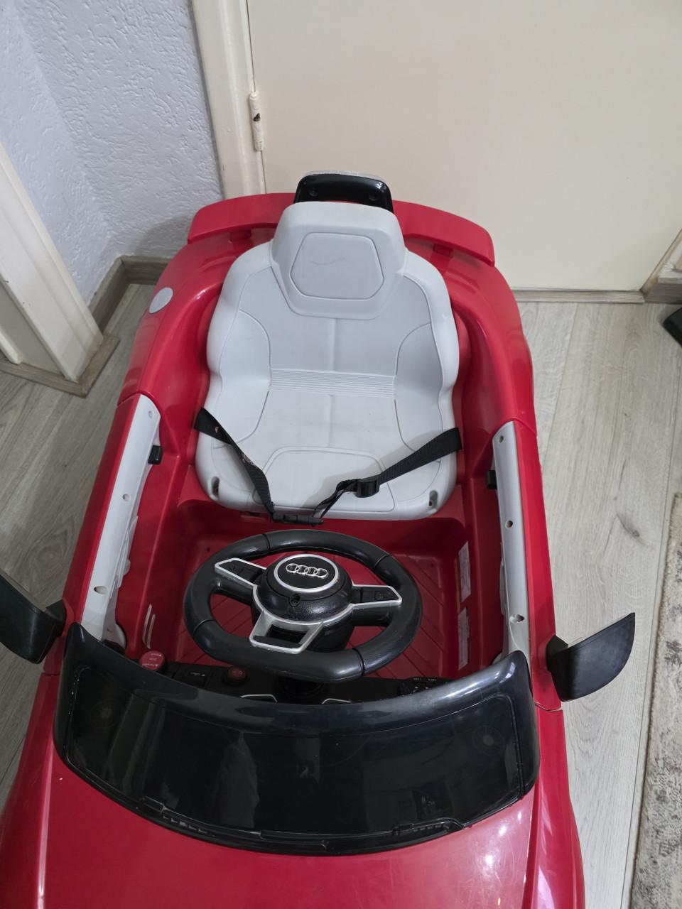 Kinder auto merk AUDI met Nieuw accu en oplader-werkend