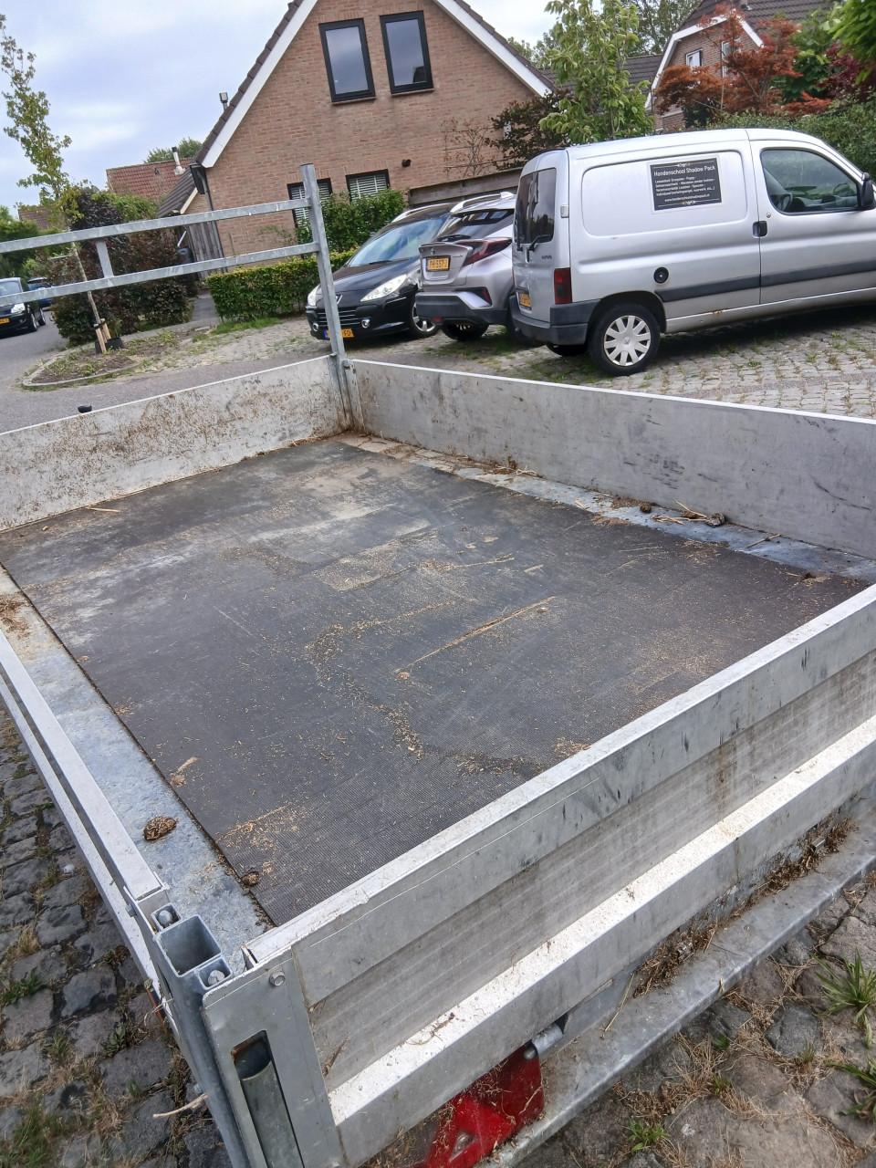 Robuuste aanhanger met kiepfunctie