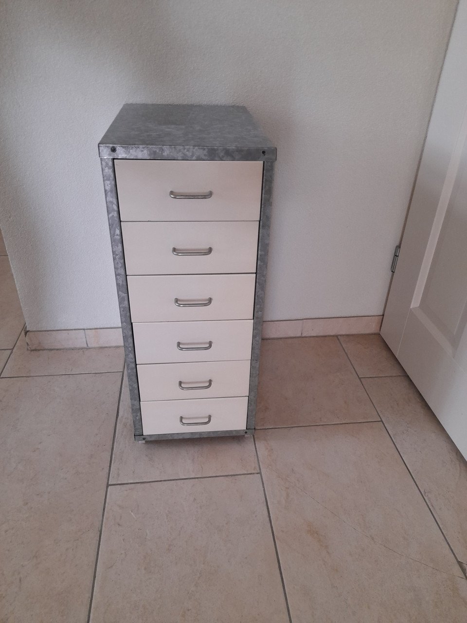 Metalen Ladenkastje  41,5 x 28 x 69H  (in goede staat )