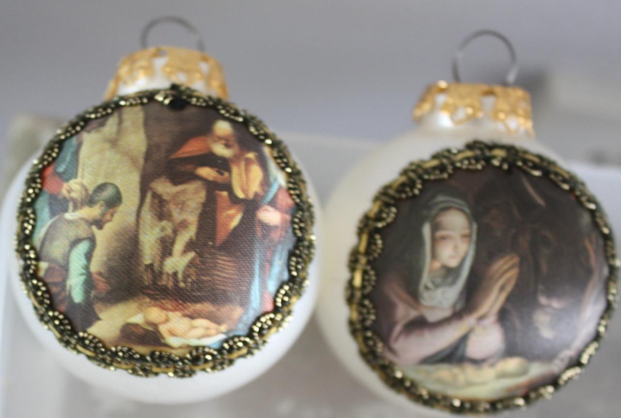 Set van glazen kerst bal met kristelijke afbeelding