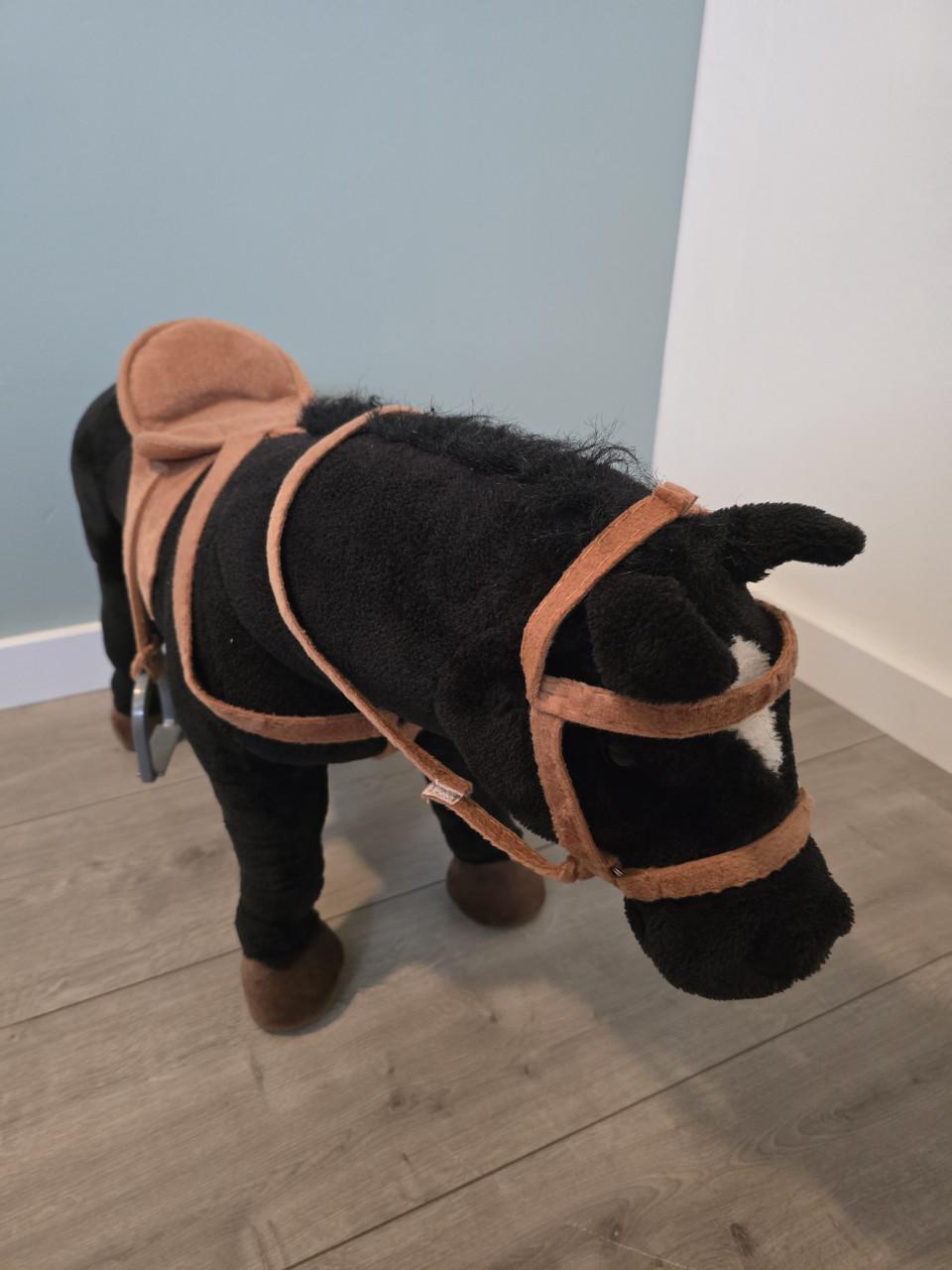 Speelgoedpaardje om op te rijden