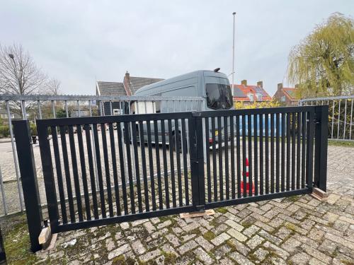 Zware lamellen Inrijpoort 360 cm breed.