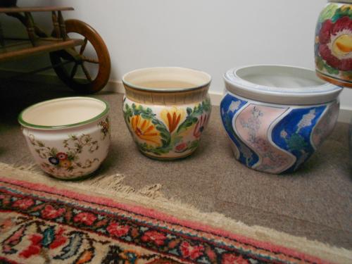 Partij van zeven vintage bloempotten.