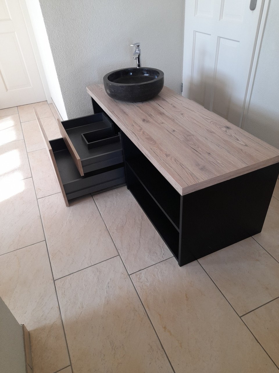 Badkamer meubel met waskom en kraan ( in goede nette  staat )