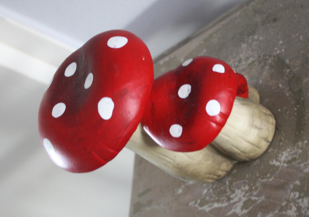 Stenen beeldje padden stoelen