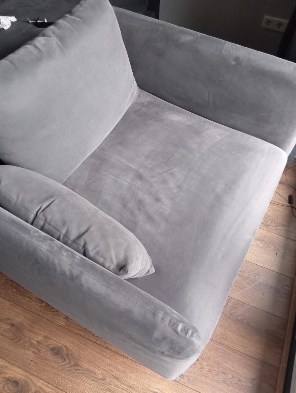 Kasten, fauteuils, lamp, poef, matras