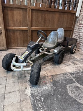 Skelter duo zit met aanhanger