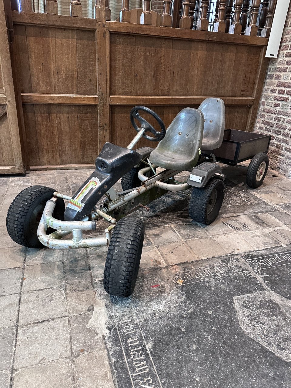 Skelter duo zit met aanhanger