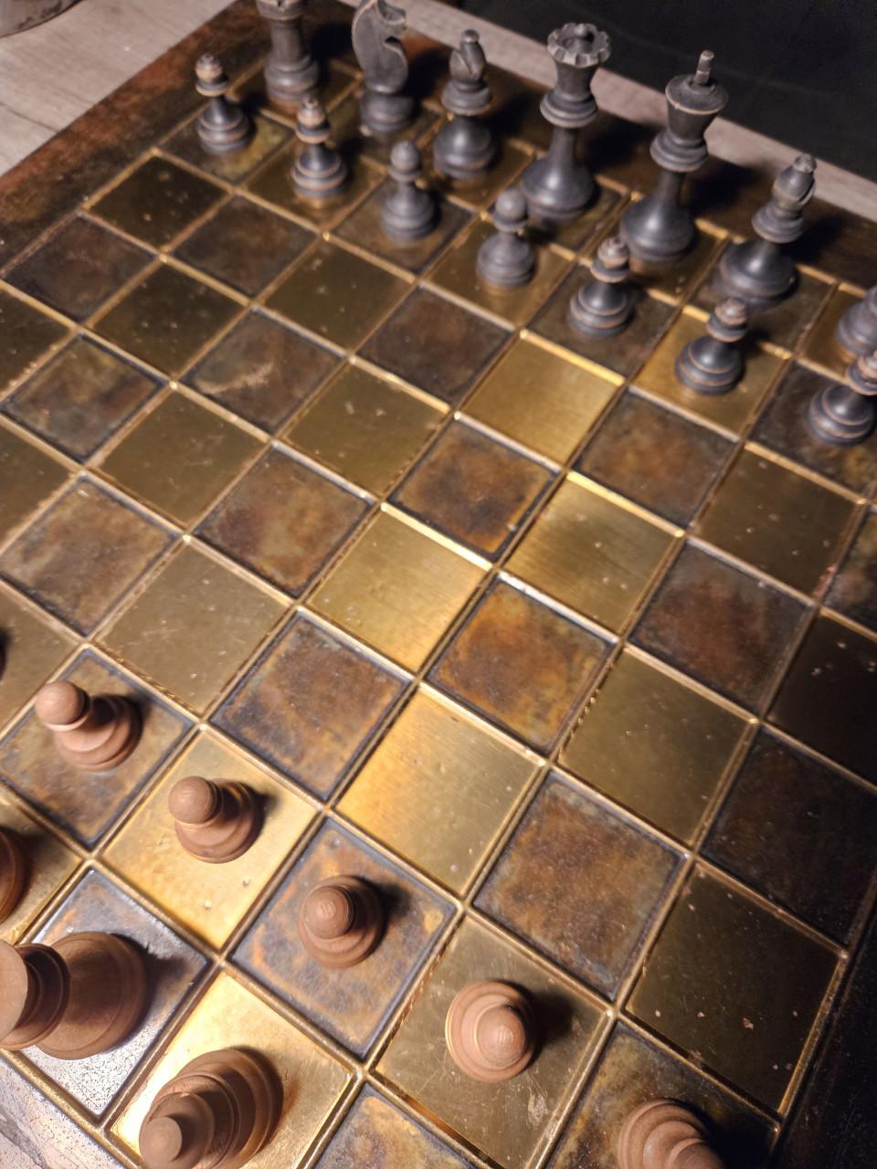 Prachtig groot antiek schaakspel met metalen bord...