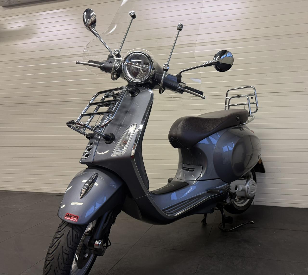 Zeer nette en complete Vespa Primavera Touring 45km!