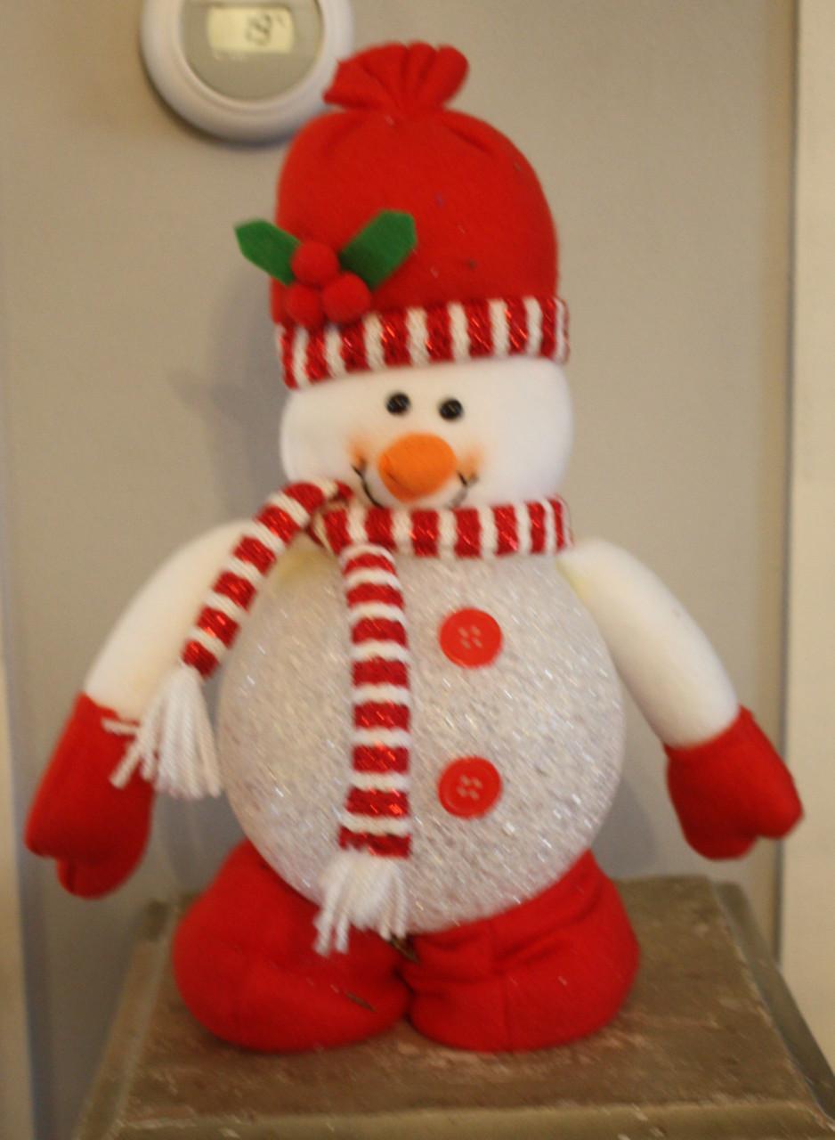 Sneeuw pop met verschillende kleuren licht