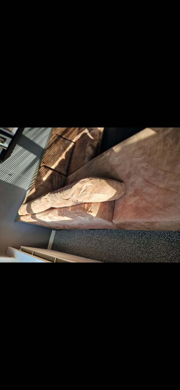 Bank Pronto + houten tafel achter de bank