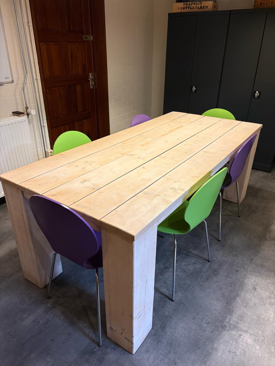 Steigerhouten tafel