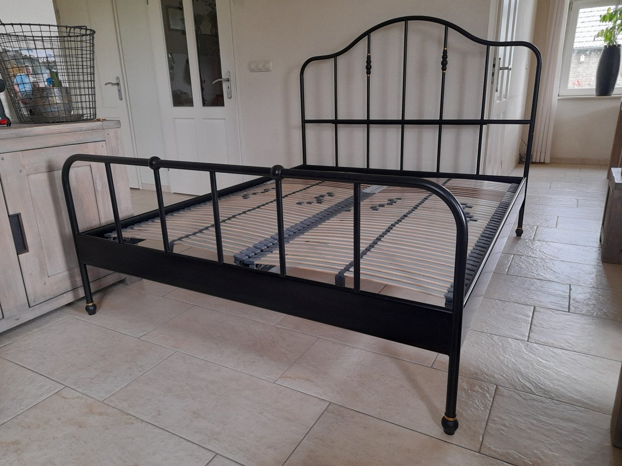 Prachtig metalen bed 160 x 200 met bossflex lattenbodems (in goede staat)