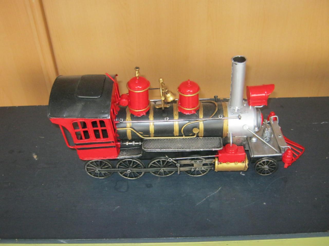 Metalen stoomlocomotief.