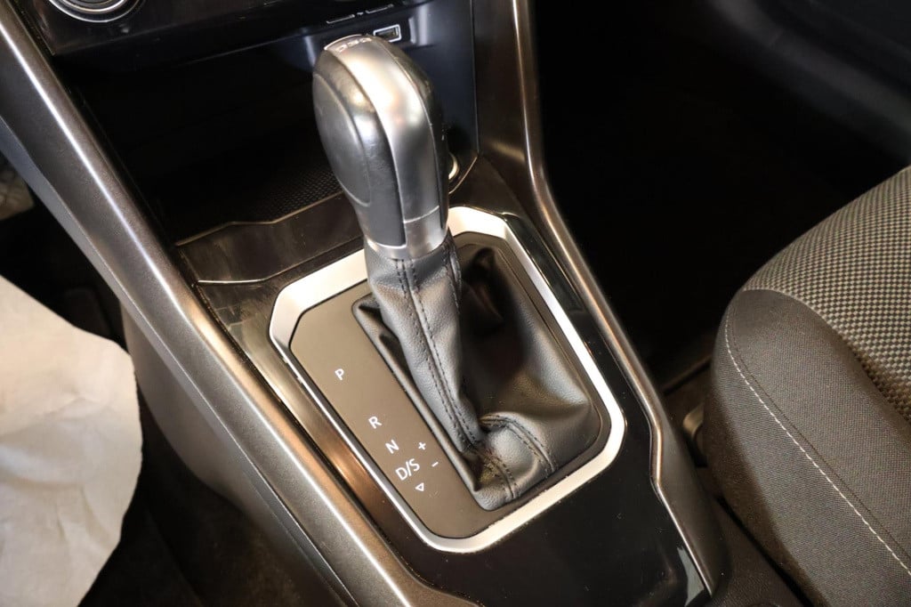 Volkswagen T-roc 1.5 tsi style nl auto, acc, appconnect, trekhaak.