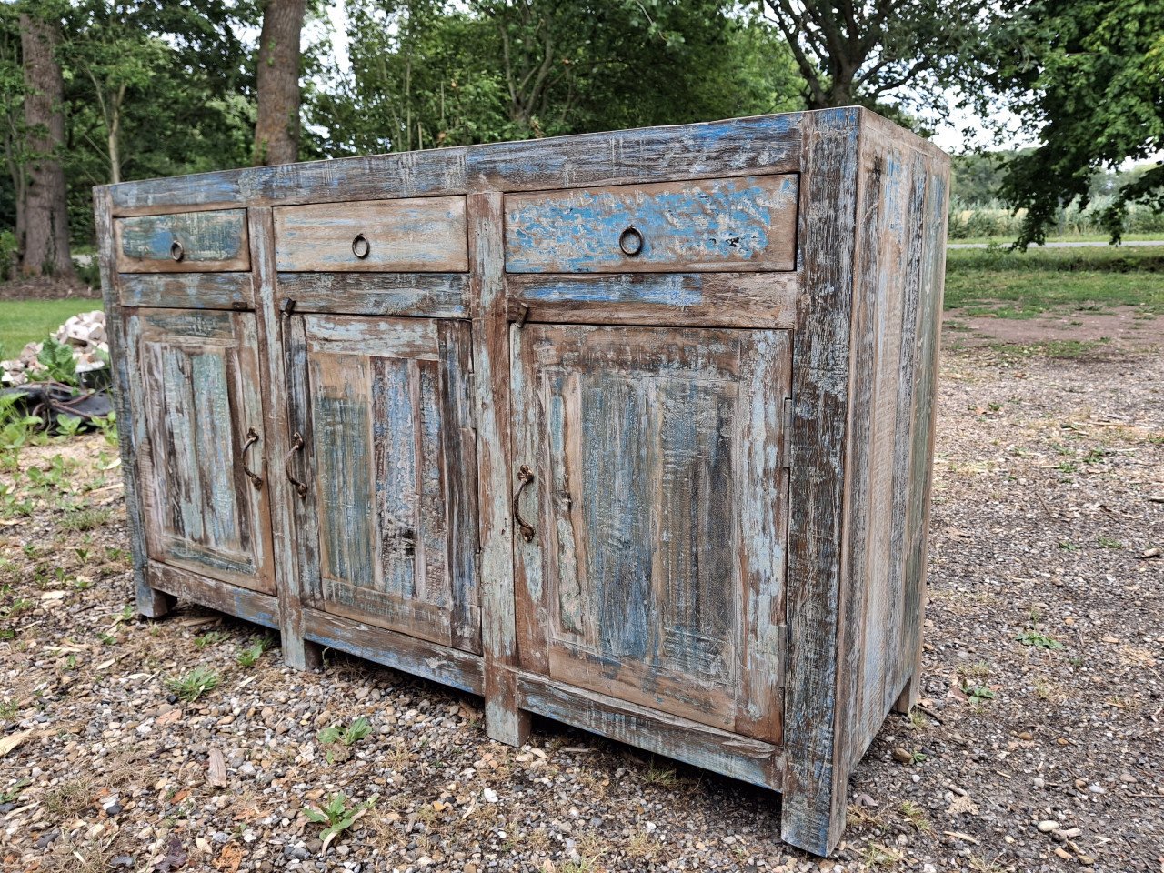 PRACHTIG DRESSOIR MET VLEUGJE KLEUR