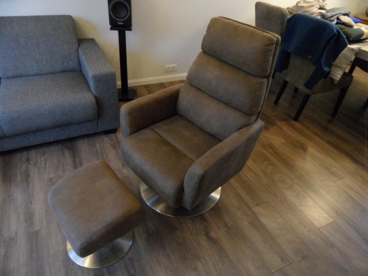 TE KOOP; Fauteuil en hoekbank.