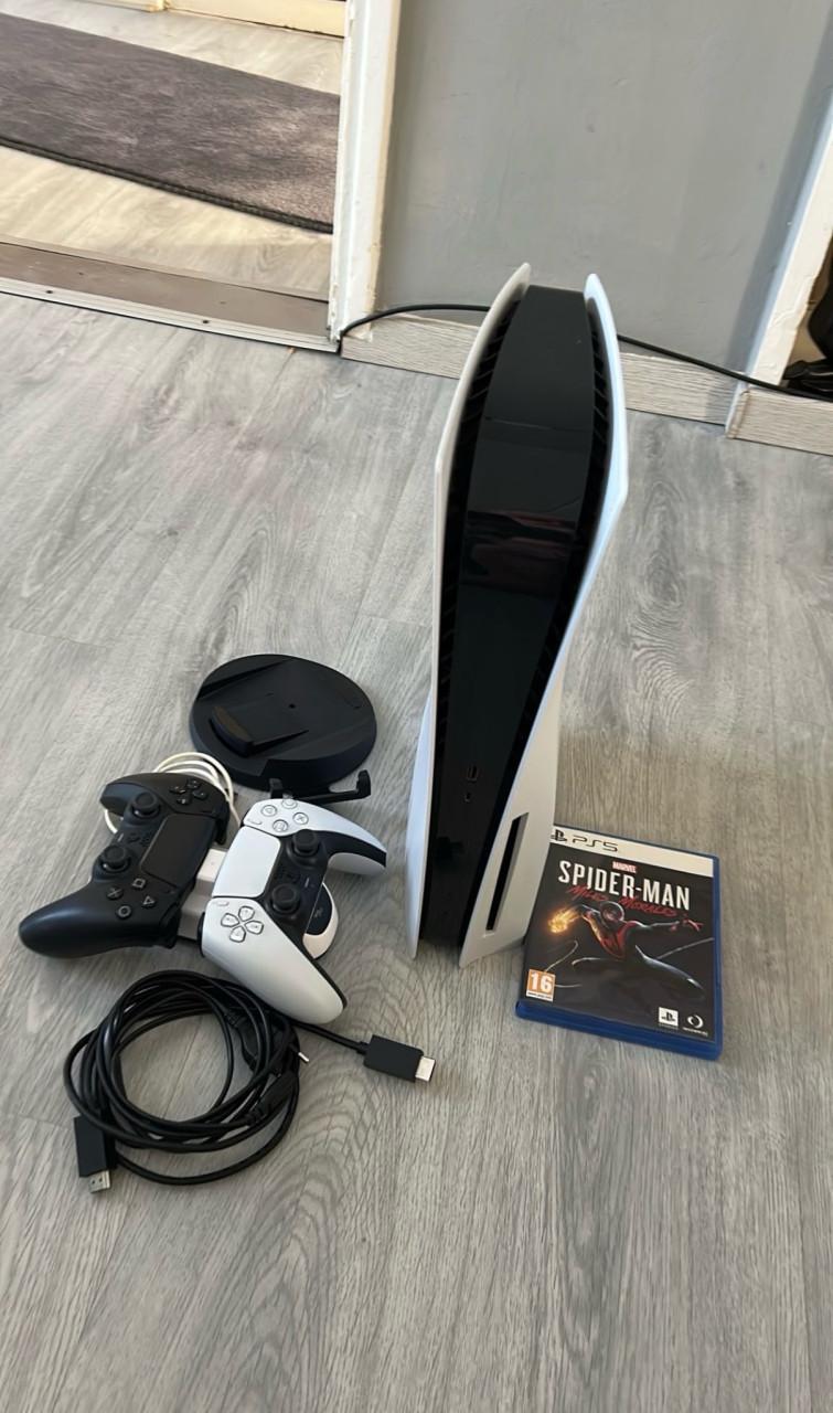 Playstation 5 Disc (1TB) met 2 controllers & Spider-Man