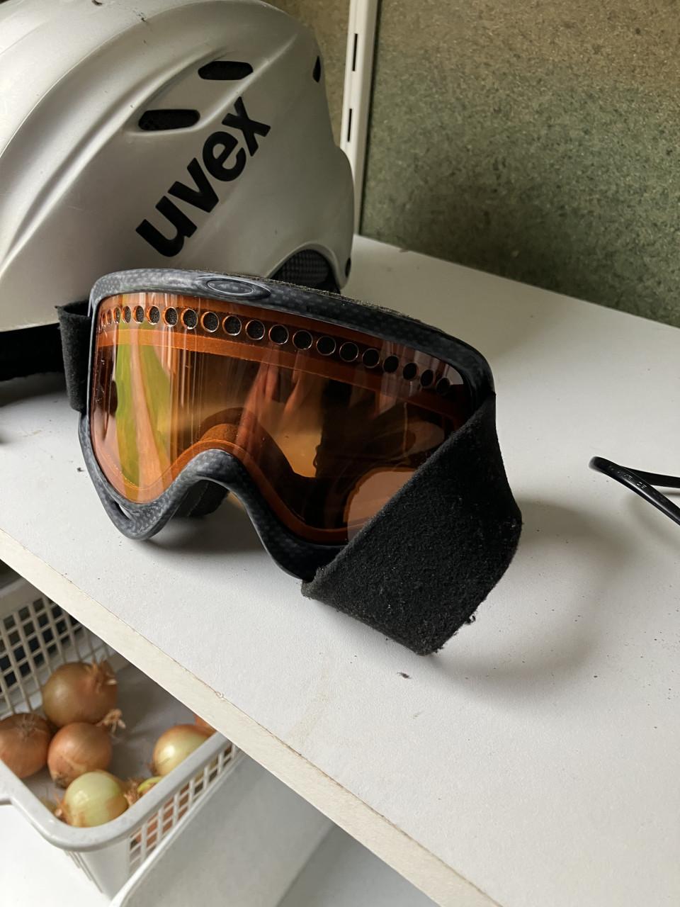 Te koop nog in goede staat een skihelm met bril