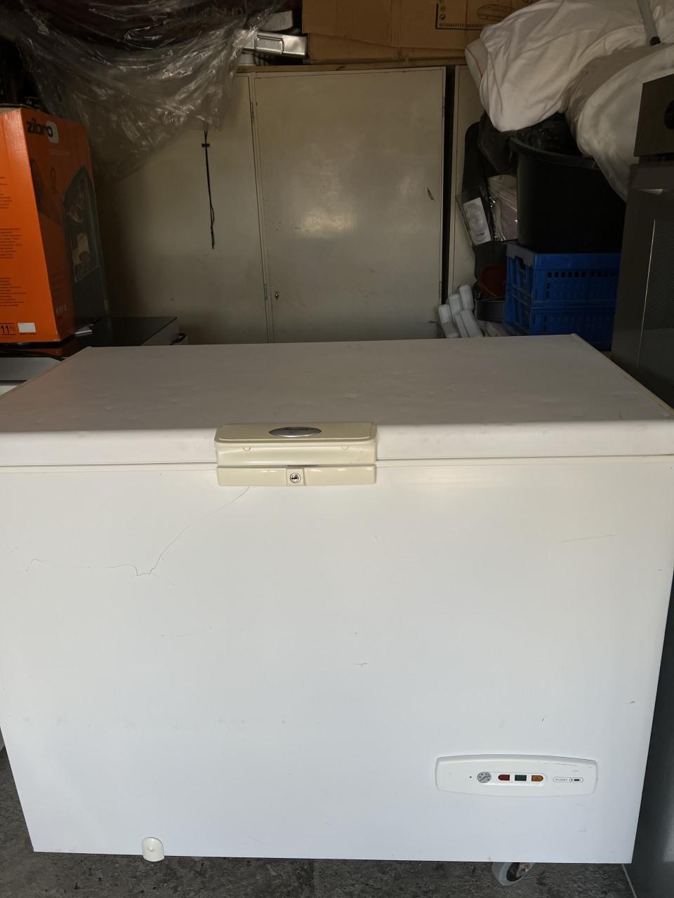 Zo goed als nieuwe Whirlpool vrieskist 235 liter A+ – Schoon en zuinig