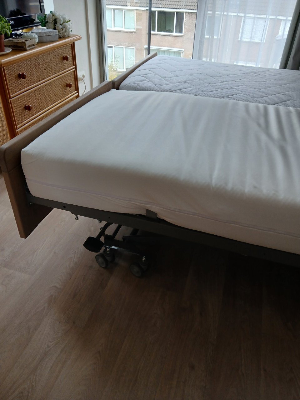 Elektrisch verstelbaar 2 persoons bed.