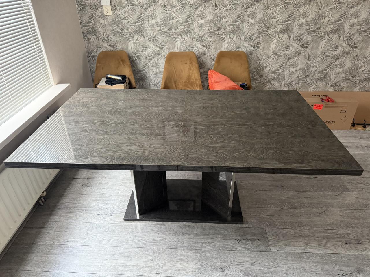 Uitschuifbare eetkamertafel 1,04 bij 1,80, uitschuifbaar tot 2,70