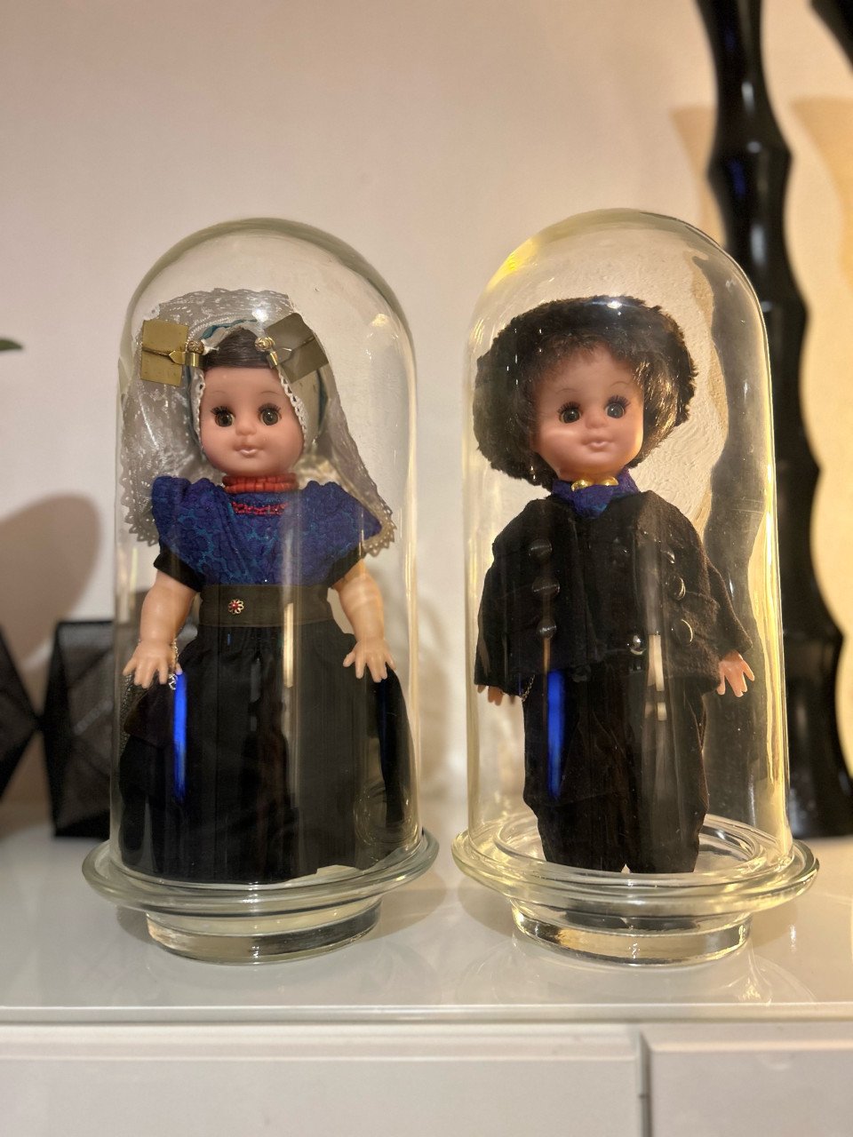 Poppen klederdracht in glazen stolp