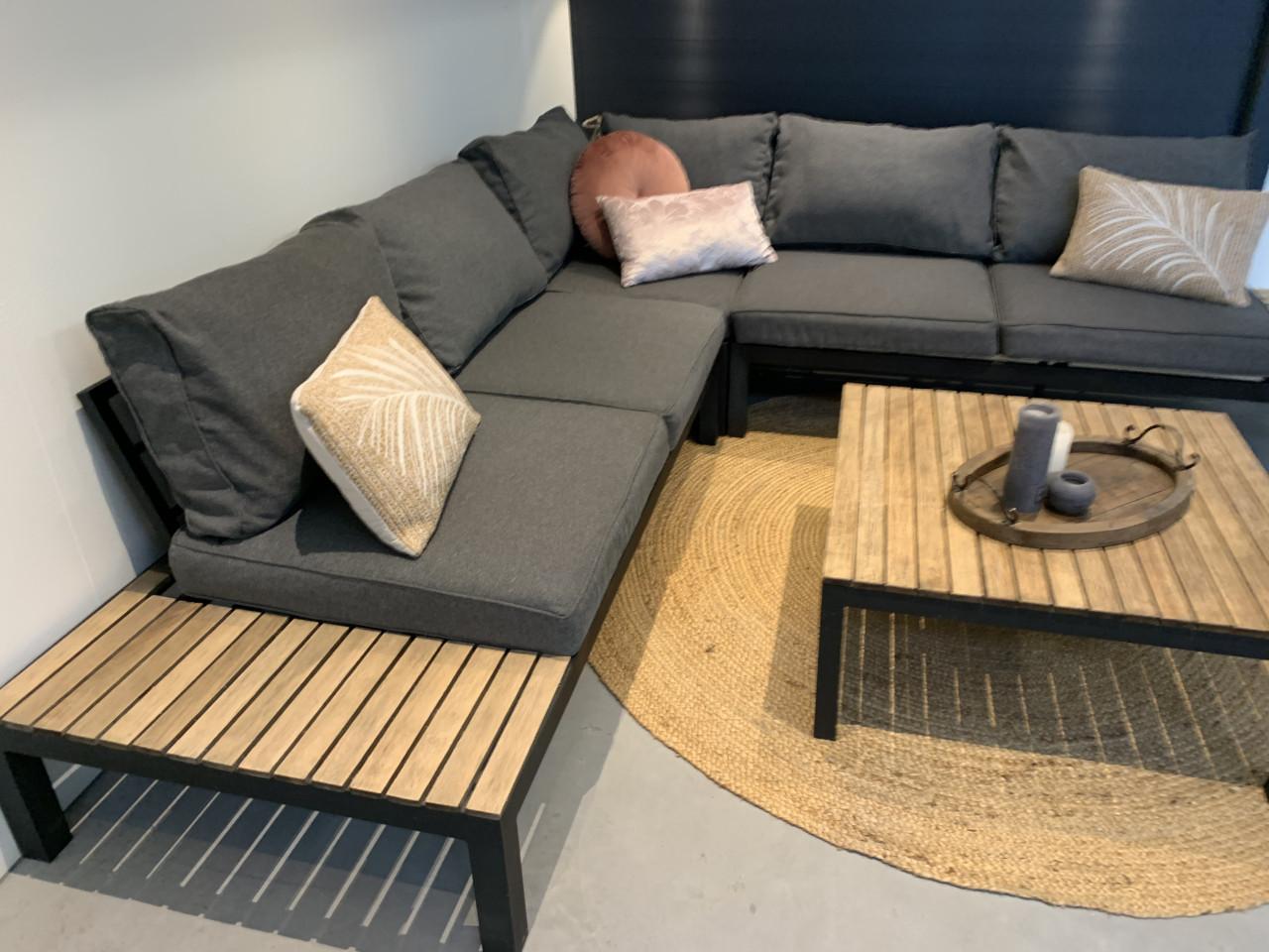 Loungset Alminium met hout en kussens en tafel.