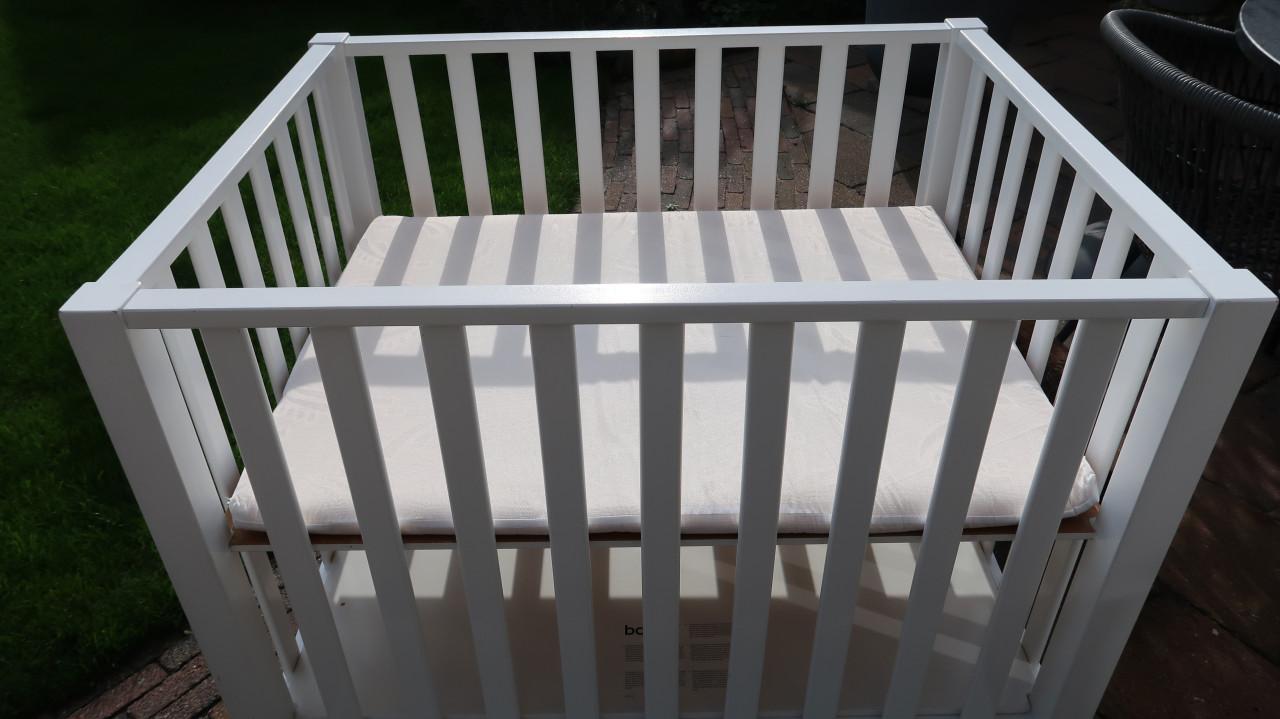 Mooie witte Bopita box met lade + matras + hoeslaken. In hoogte verstelbaar