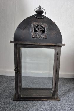 ✨ Te koop: Decoratieve metalen lantaarn met glazen behuizing ✨