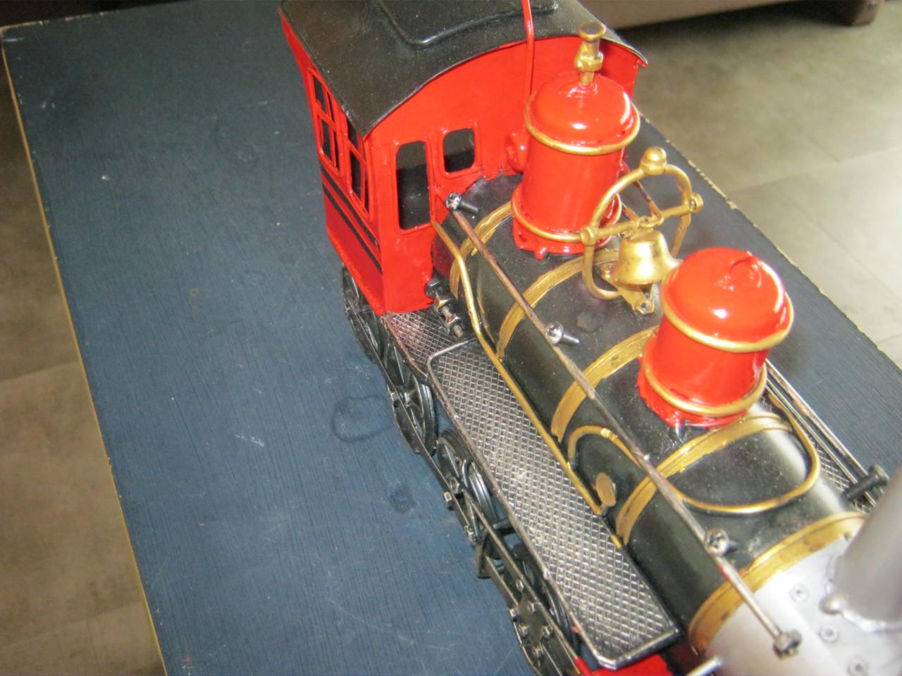 Metalen stoomlocomotief.